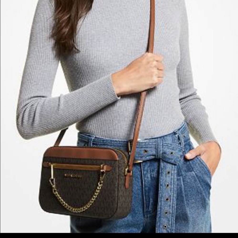 MICHAEL KORS LG EW ZP CHAIN XBODY BROWN SIGNATURE